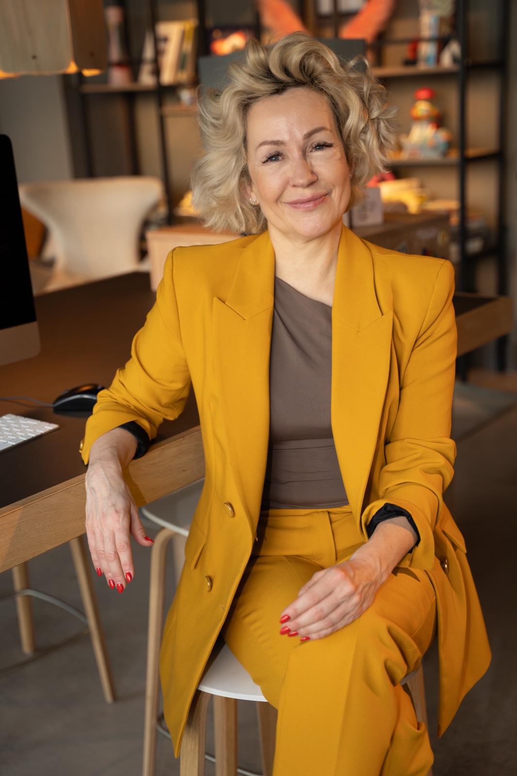 Stephany Kahl im Gespräch, sitzend in einer offenen Lounge-Situation