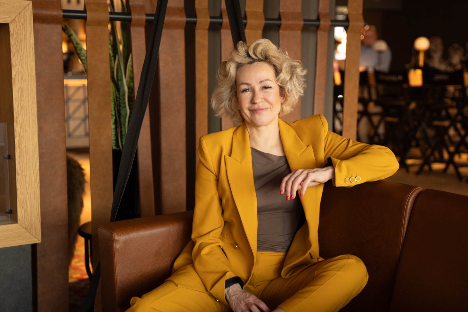 Stephany Kahl, sitzend in einer offenen Lounge-Situation